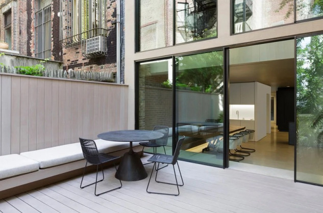 Esta clásica casa de Nueva York esconde un estilo moderno con piscina