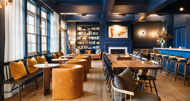 Tiene un bar y un restaurante