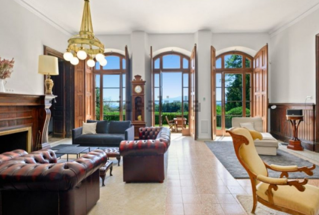 Con muebles vintage y objetivos decorativos dorados
