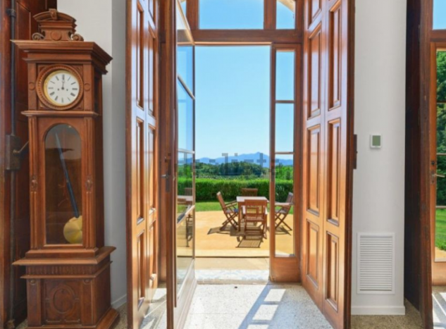 Un enorme reloj decorativo abre paso al jardín