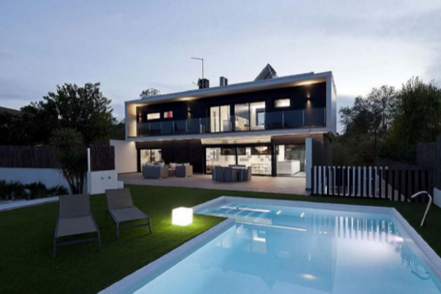 Diseño con jardín y piscina
