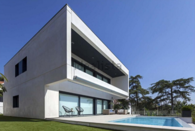 Casa prefabricada con jardín y piscina