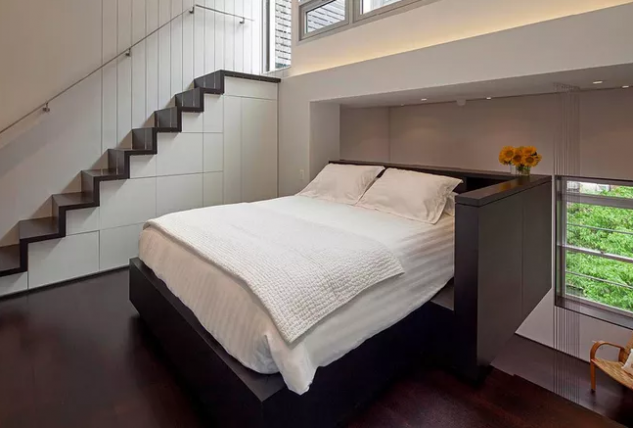 Con mucha luz natural y una cama de gran tamaño