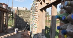 casa-con-botellas-plastico