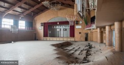 El gimnasio de un colegio en estado de abandono