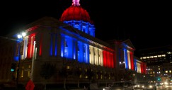 El ayuntamiento de San Francisco iluminado con lo colores de Francia