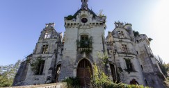 La fachada del castillo abandonado en Francia
