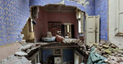 Foto del interior de una mansión abandonada