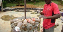 'Made in Nigeria': así es la primera casa del mundo hecha con botellas de plástico y a prueba de balas