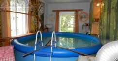 Piscina hinchable dentro de una casa
