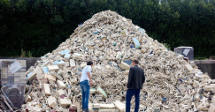 Estos genios del reciclaje convierten váteres y azulejos en ladrillos para casas ecológicas