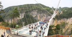 Un paseo por el vacío: 10 suelos de cristal en las alturas que dan mucho miedo