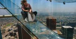 Un paseo por el vacío: 10 suelos de cristal en las alturas que dan mucho miedo