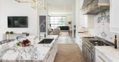 Una cocina de lujo con isla