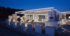 Fotografía de la vivienda por la noche