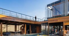 En la planta baja descubrimos un mundo ‘salvaje’, un espacio natural con agua, animales y vegetación