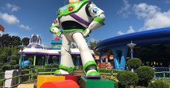 Esta estatua de cuatro metros custodia la puerta de la atracción Alien Swirling Saucers