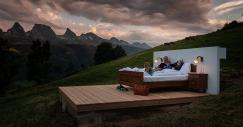 La suite consiste en una cama doble, una televisión y una caja fuerte