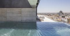 La cubierta tiene una piscina