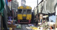 mercado_sobre_la_via_del_tren_mae_klong_tailandia