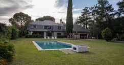 El jardín y la piscina