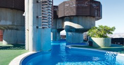 Piscina en el edificio de Torres Blancas