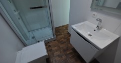 El color blanco destaca con la madera