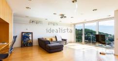Salón con grandes ventanales