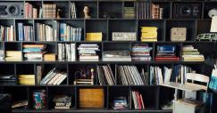 03-bookshelf-413705_1280