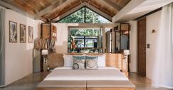 La cama, grande y en el centro de la estancia
