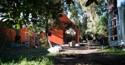 La casa, pintada en rojo