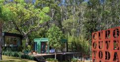 La casa prefabricada está rodeada de naturaleza