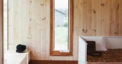 La madera, material protagonista de esta casa prefabricada