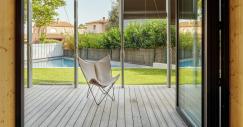 Con jardín y piscina