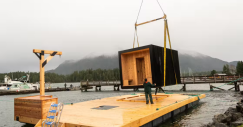 La sauna de madera está colocada sobre una plataforma flotante