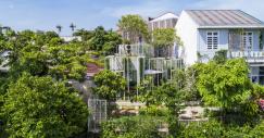 Vista desde lejos con la vivienda entre la vegetación