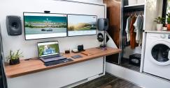 Interior con mesa de trabajo y electrodomésticos