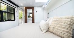 Dormitorio con cama y colcha blanca