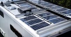 Techo con placas para generar energía