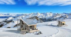 Conjunto de casas autosuficientes situadas en medio de una montaña nevada