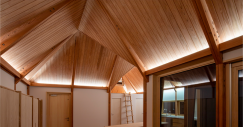 Interior de la vivienda con paredes de madera