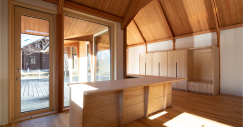 Interior con ventanales
