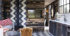 Cocina con chimenea y ventanas