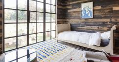 Dormitorio con cama pequeña y ventanal
