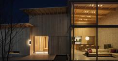 Dormitorio iluminado visto desde el exterior