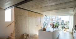 Cocina con isla y ventanal al fondo