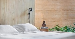 Dormitorio con tonos de madera