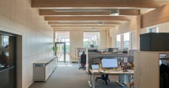 Interior edificio de oficinas de madera