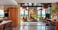 El vestíbulo da lugar a los espacios comunes donde se encuentra la cocina, el bar, el salón y el comedor.