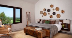 El dormitorio está situado en un lugar apartado de los espacios comunes.